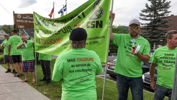 Les employés syndiqués de la Ville de Sainte-Adèle devant l'hôtel de ville, le 19 juin 2017.