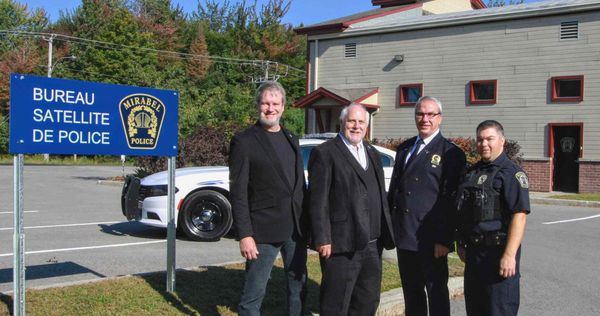 Le conseiller municipal Steve Gagnon, responsable de la sécurité publique, le maire de Saint-Colomban Jean Dumais, le directe