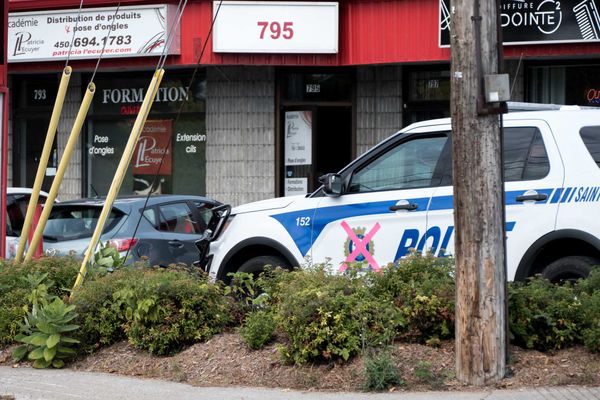 Les policiers de Saint-Jérôme affichent des X sur leurs véhicules