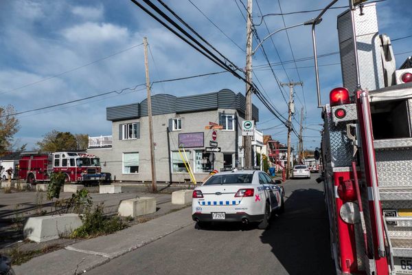Voiture dans un cabanon à Saint-Jérôme