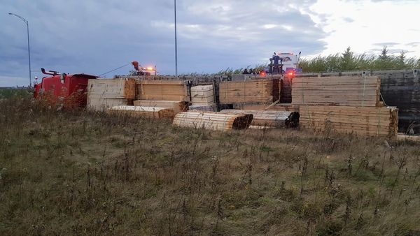 Un camion de bois fait fosse(!) route