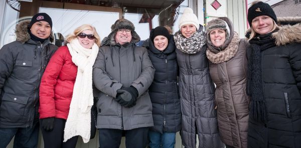 Un chaï latte et un choeur sur la galerie de la Choppe à Café
