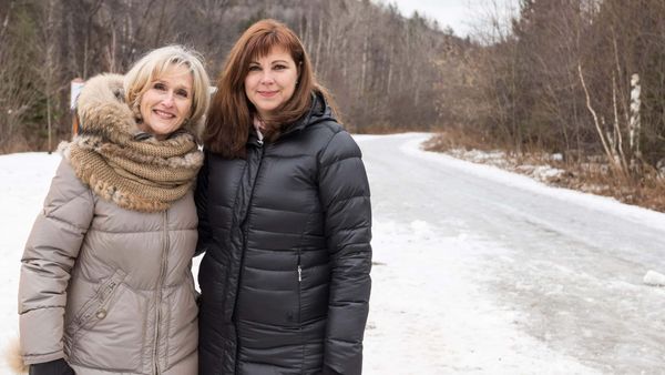 Nicole Tremblay en bordure de la piste du P'tit train du Nord en compagnie de la mairesse de Piedmont, Nathalie Rochon.