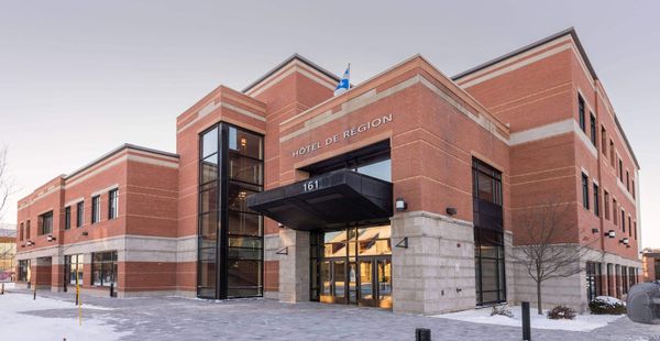 Une affiche à changer et Saint-Jérôme aura un nouvel hôtel de ville. Les assemblées du conseil municipal y ont déjà lieu depu