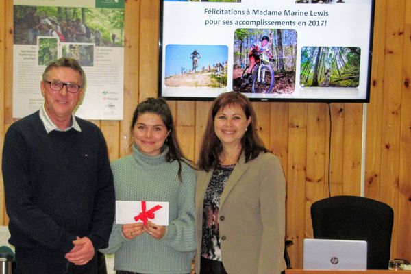 Daniel Houde, conseiller municipal responsable des loisirs, des sports et du plein air, Marine Lewis athlète en vélo de monta