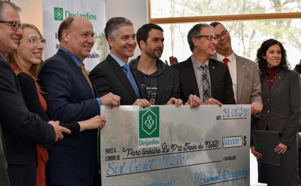 La «famille» du Mouvement Desjardins pose avec le directeur du P'tit Train du Nord, Jean Sébastien Thibault: Pierre Durocher,