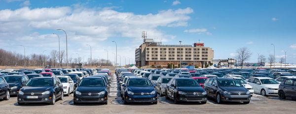 Des Volkswagen au purgatoire dans un stationnement de Mirabel