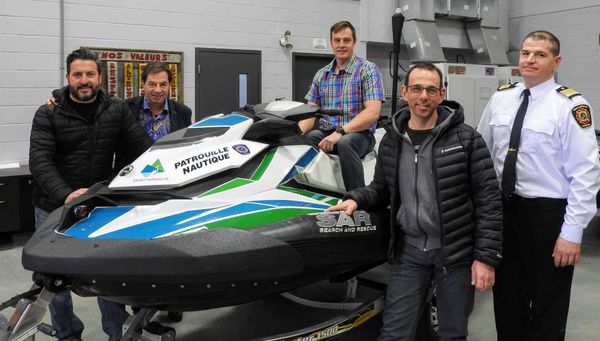 Le maire de Saint-Hippolyte Bruno Laroche, Jean-François Gareau, vice-président de l’Association des propriétaires du Lac de