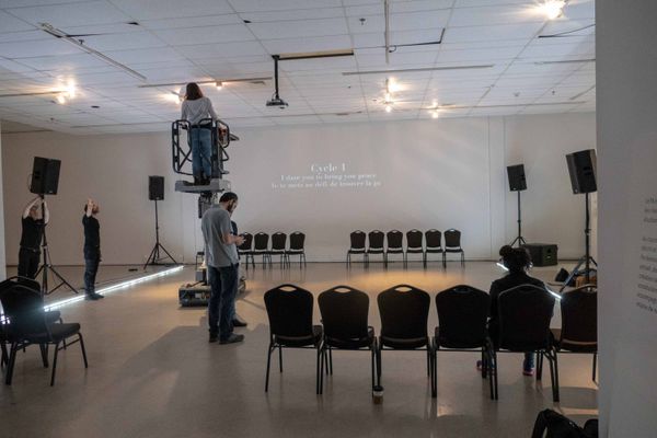Une salle d'exposition transformée pour un soir seulement au Musée d'art contemporain des Laurentides.