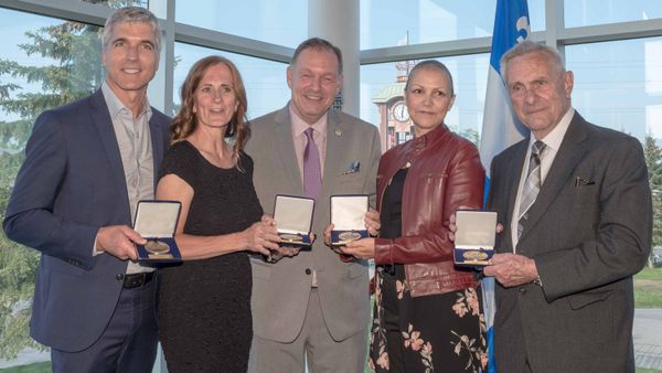 Cinq nouveaux médaillés de l'Assemblée nationale à Saint-Jérôme