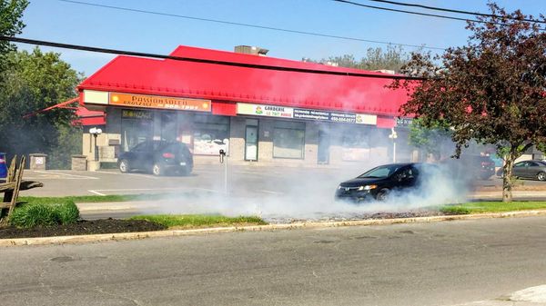 Le terre-plein de la 20e avenue fumait jeudi après-midi à Saint-Jérôme