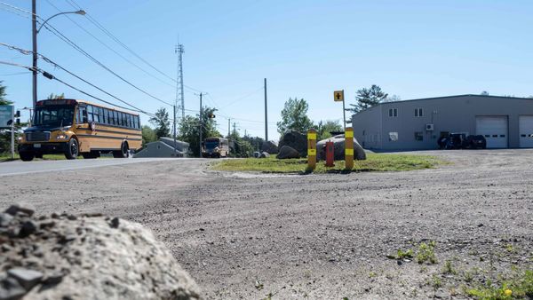 L'entrée du stationnement de Camion MR où l'incident rapporté a eu lieu, sur la rue De Martigny Ouest à Saint-Jérôme.