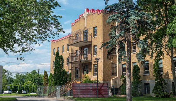 Un centre de réadaptation dans l'ancien CHSLD d'Youville et des bureaux à L'Auberge