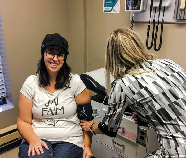 Annie Durand, infirmière clinicienne, reçoit une première cliente, Sarah Gauvin, à la clinique prénatale du CLSC du Centre-vi