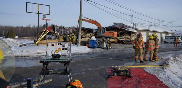 Dès 10h, l'incendie était maîtrisé. Les commerces voisins, situés dans l'édifice connexe qu'on aperçoit à droite de la photo,