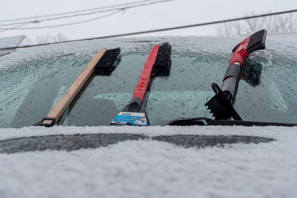 Balais à neige et truc de dégivrage, parce que la neige a neigé