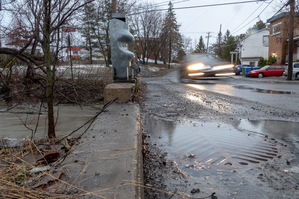 L'eau s'accumule partout quand la rivière se remplit, comme ici près de la Petite rivière Saint-Antoine, le 19 avril 2019.