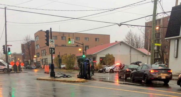 Voiture sur le côté au centre-ville de Saint-Jérôme