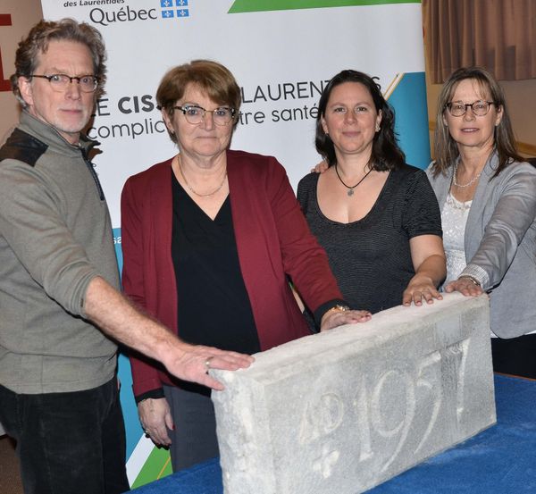 Une pierre scellée datant de 1957 retirée d'un pavillon de l'hôpital et remise à la Société d'histoire de la Rivière-du-Nord