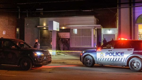 Les policiers du Service de police de la Ville de Saint-Jérôme sur la rue Saint-Georges, à Saint-Jérôme le 6 décembre 2020. P