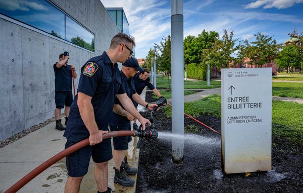 Feu de paillis au «parterre» du Théâtre Gilles-Vigneault