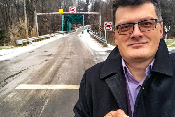 Le maire Paul Germain aimerait bien trouver une solution plus efficace pour empêcher les camions d'accrocher la structure du