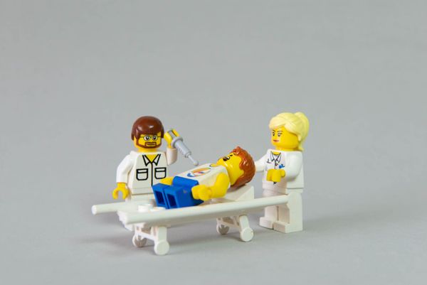 Figurines représentant la vaccination. Photo par Divina Epiphania sur Depositphotos.com