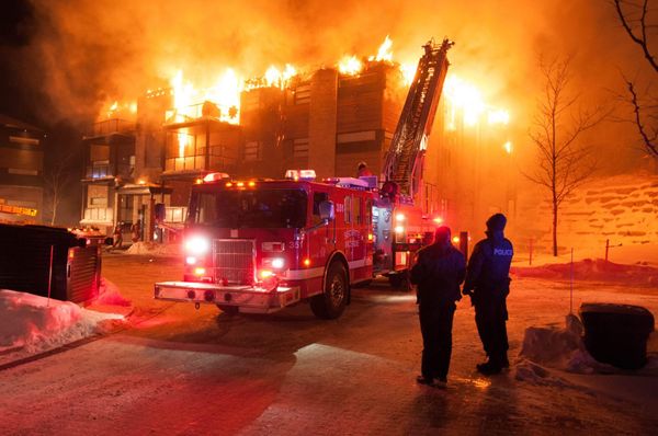 Un immeuble de 16 condos brûle à Mirabel