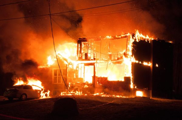 Une maison brûle dans la nuit à Saint-Jérôme