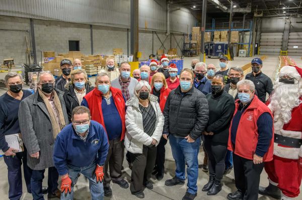 À l'usine des paniers de Noël du Club Optimiste Saint-Jérôme, un maillon de la chaîne de l'humanité
