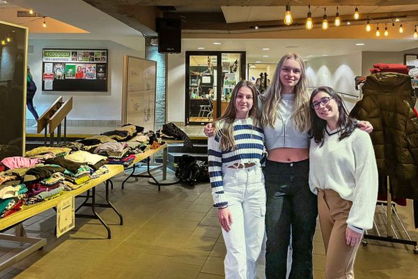 Trois étudiantes du Cégep organisent une friperie qui rapporte 1380$ à la maison Pause-parent