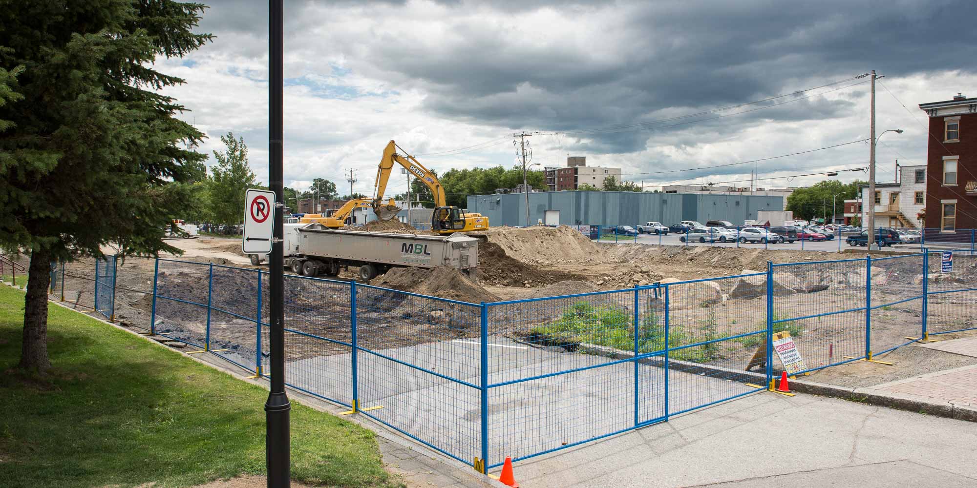 On a creusé une bonne partie de l'été sur le futur site de la salle de spectacle de Saint-Jérôme, ici en août 2015.