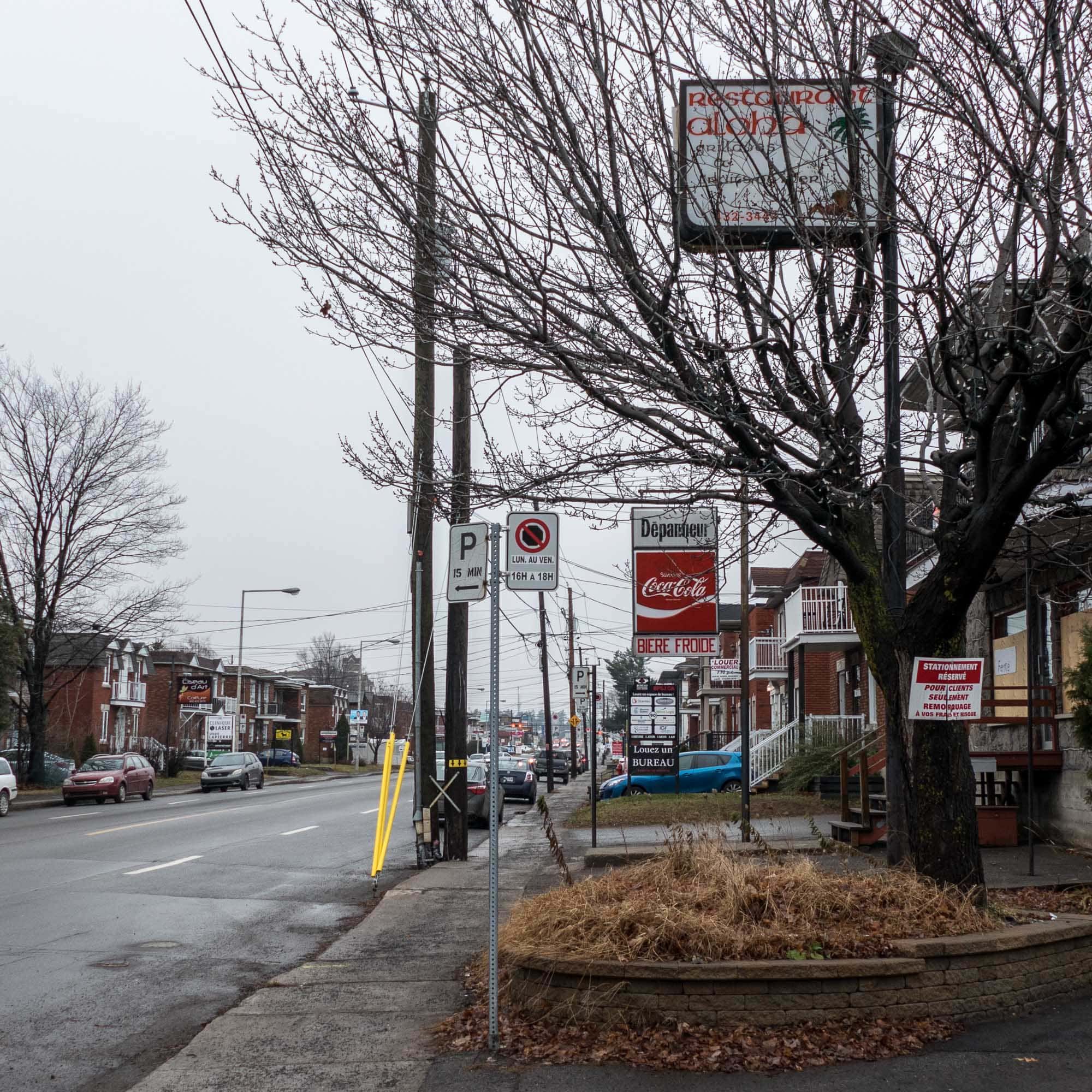Entre les branches, on distinguait encore l'affiche du restaurant Aloha, qu'on voit ici en novembre 2016 sur la rue de Martigny à Saint-Jérôme.