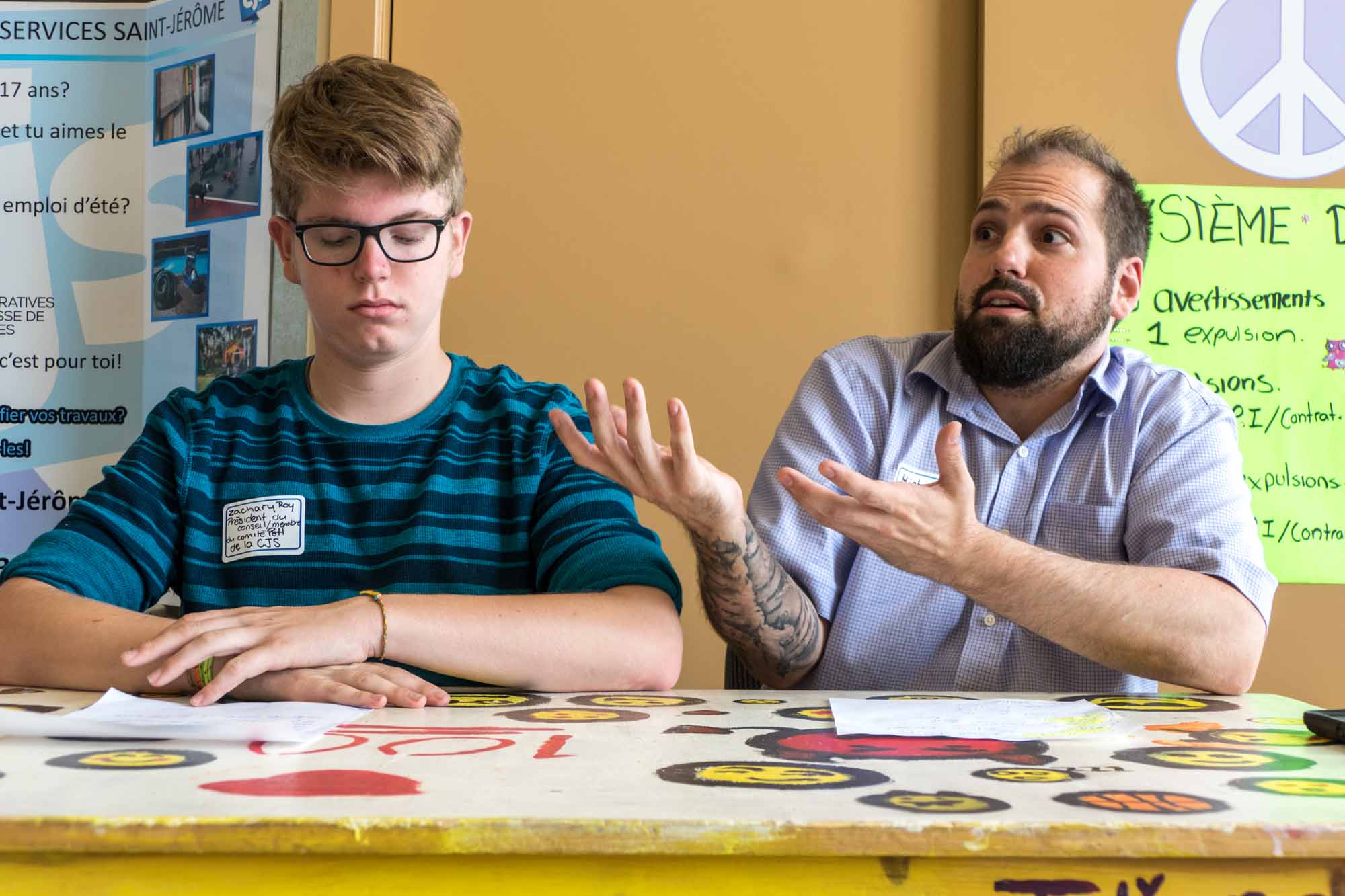 Zackary, président de la CJS Saint-Jérôme, écoute sagement Michel Garon, coordonnateur de la Maison des jeunes Rivière-du-Nord, parler de son expérience passée dans une CJS.