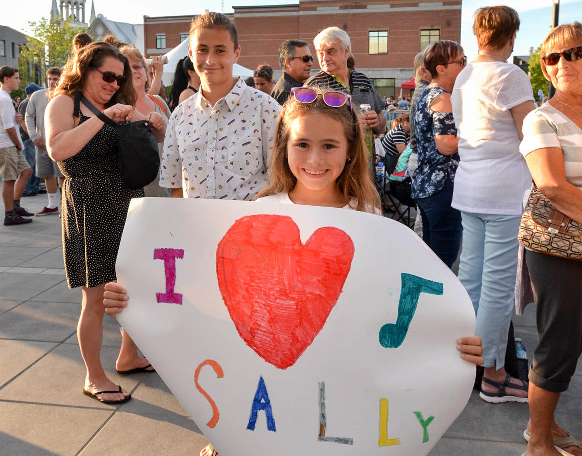 Cette admiratrice de Sally Folk avait un message clair pour la chanteuse. (Photo par André Bernier)