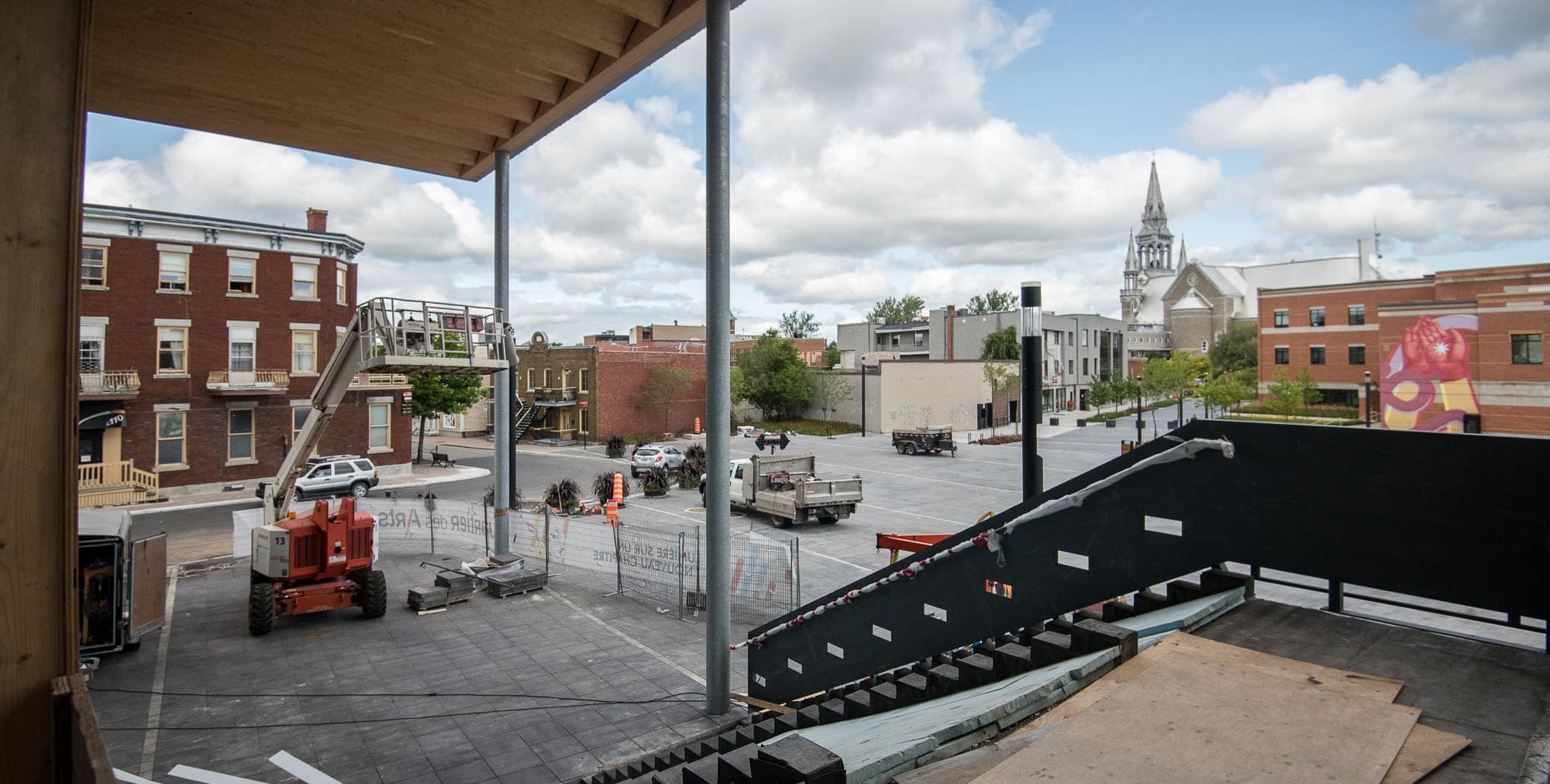 La surface d'aluminium a été choisie pour faire écho aux reflets métalliques du toit de la cathédrale de Saint-Jérôme, sur lequel s'ouvre le grand escalier de la salle.