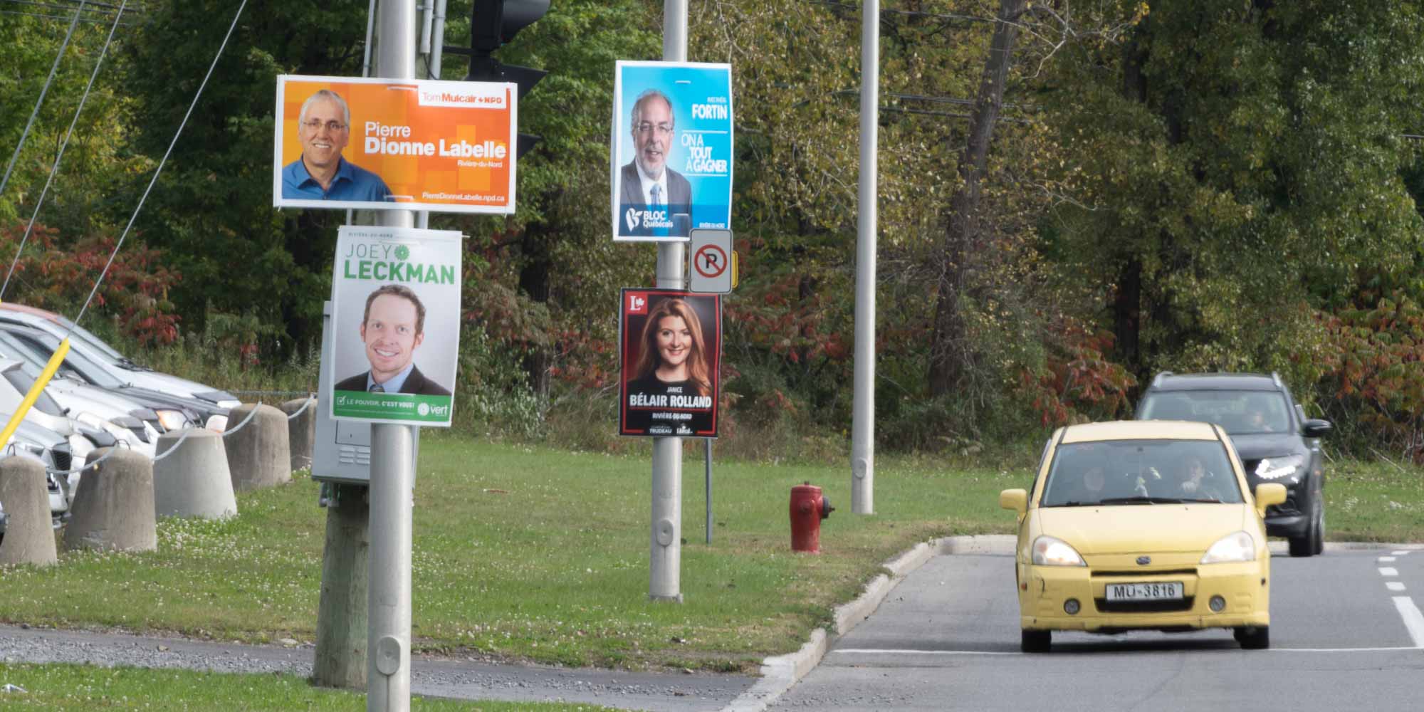 Des affiches pour quatre candidats aux élections fédérales, sur le boulevard J.-B.-Rolland, à Saint-Jérôme.