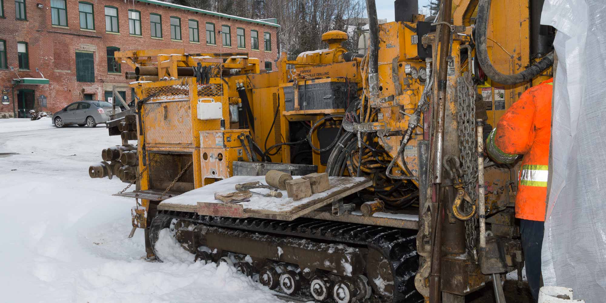 Les travaux de forage sont débutés à La Rolland pour prendre des échantillons du sol à différents endroits afin de mieux comprendre sa composition avant de creuser.