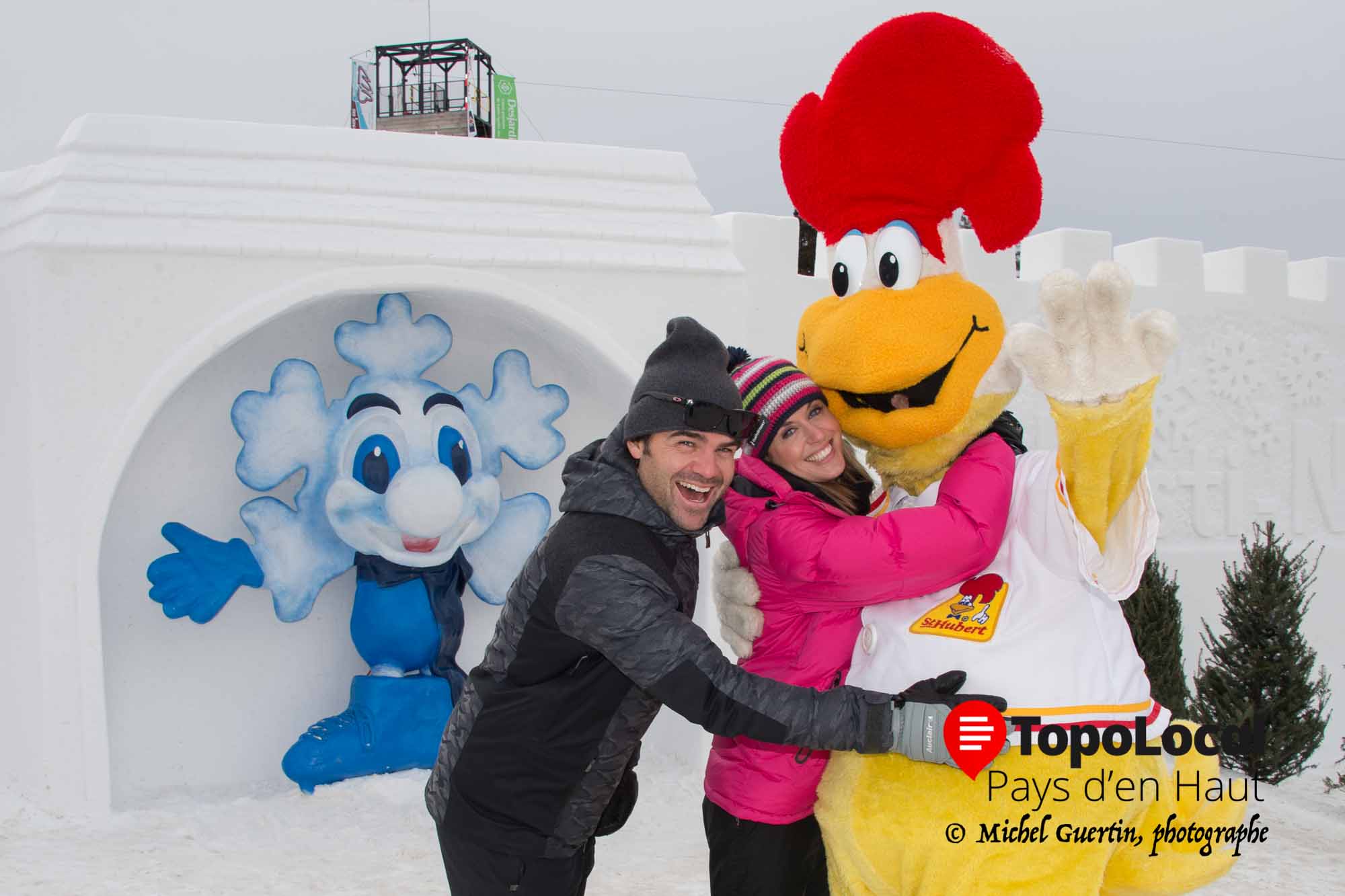Comme une grande partie des gens présent, Daniel et Anouk se sont fait prendre en photo avec la mascotte de Saint-Hubert devant la mascotte de Festi-Neige.
