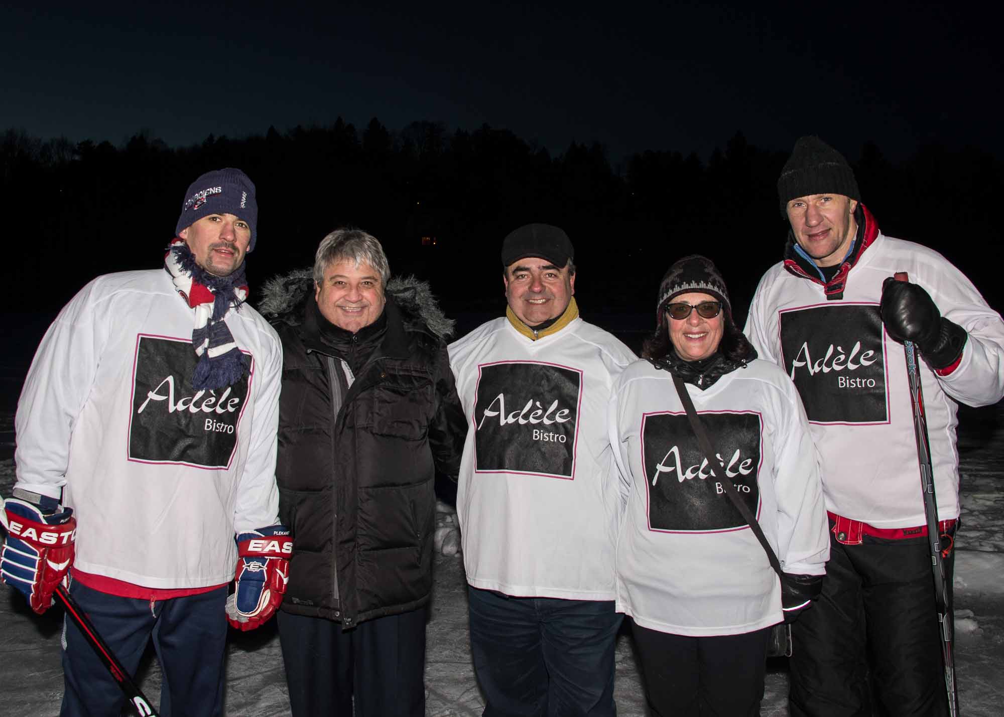 Tomas Plekane, Guy Goyer, directeur de la Chambre de Commerce de Sainte-Adèle, Pierre Senez et sa conjointe Johanne Joliat, co-propriétaires de Bistro Adèle et Alex Kovalev.