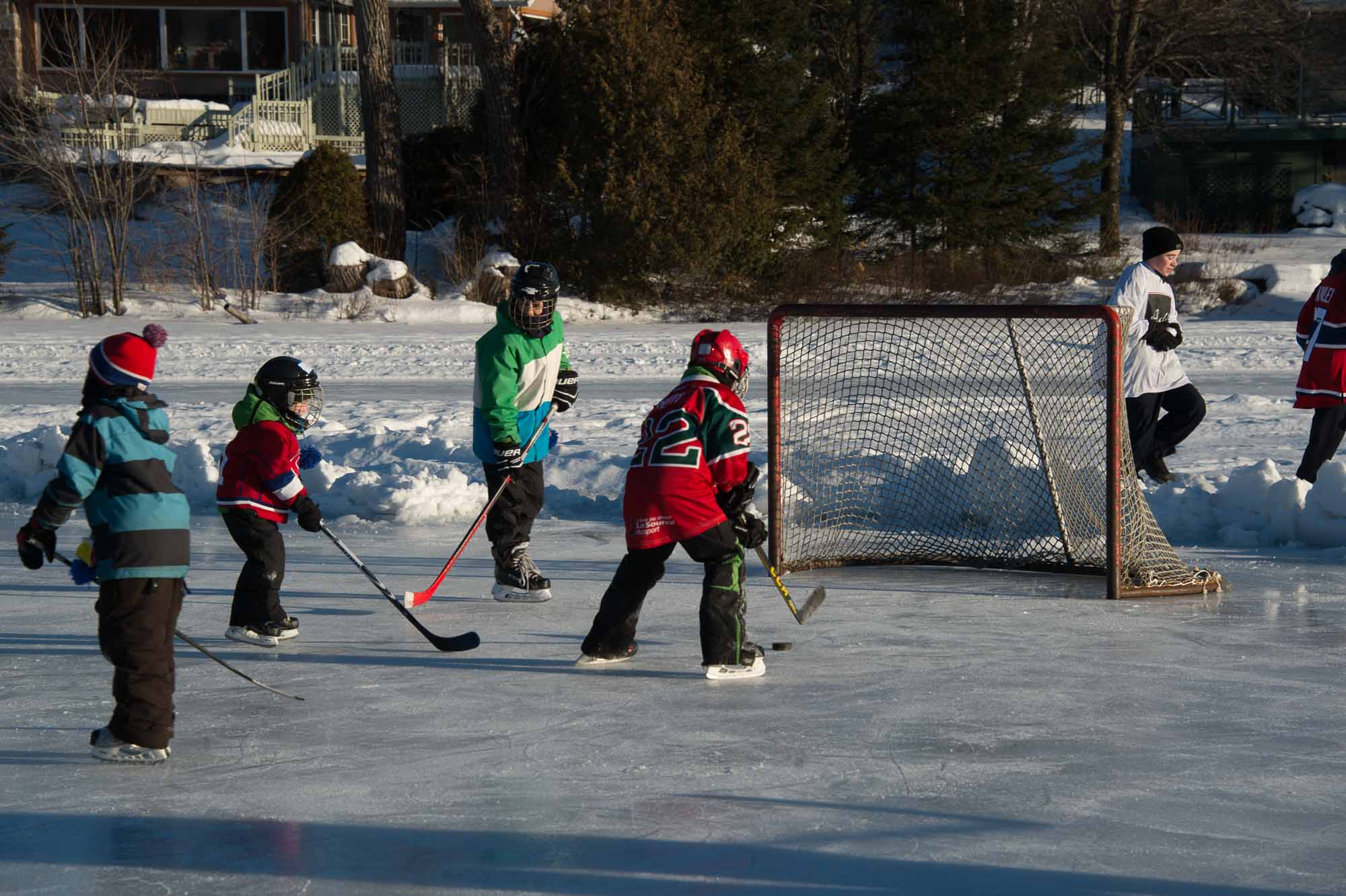 Les jeunes de Sainte-Adèle et des envorons ont eu la chance de jouer sur la glace du Lac Rond et d'échanger des passes avec Kovalev et Plekanecg