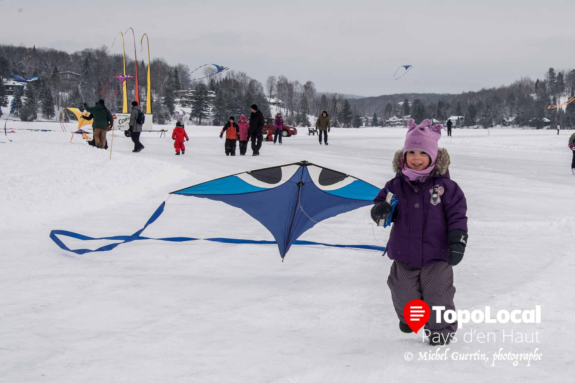 La jeune Romy Poirier de Val-David n'avait pas besoin de vent pour son cerf-volant sur le Lac Masson à Sainte-Marguerite. Il n'avait tout simplement qu'à suivre pour qu'elle affiche ce beau sourire.g
