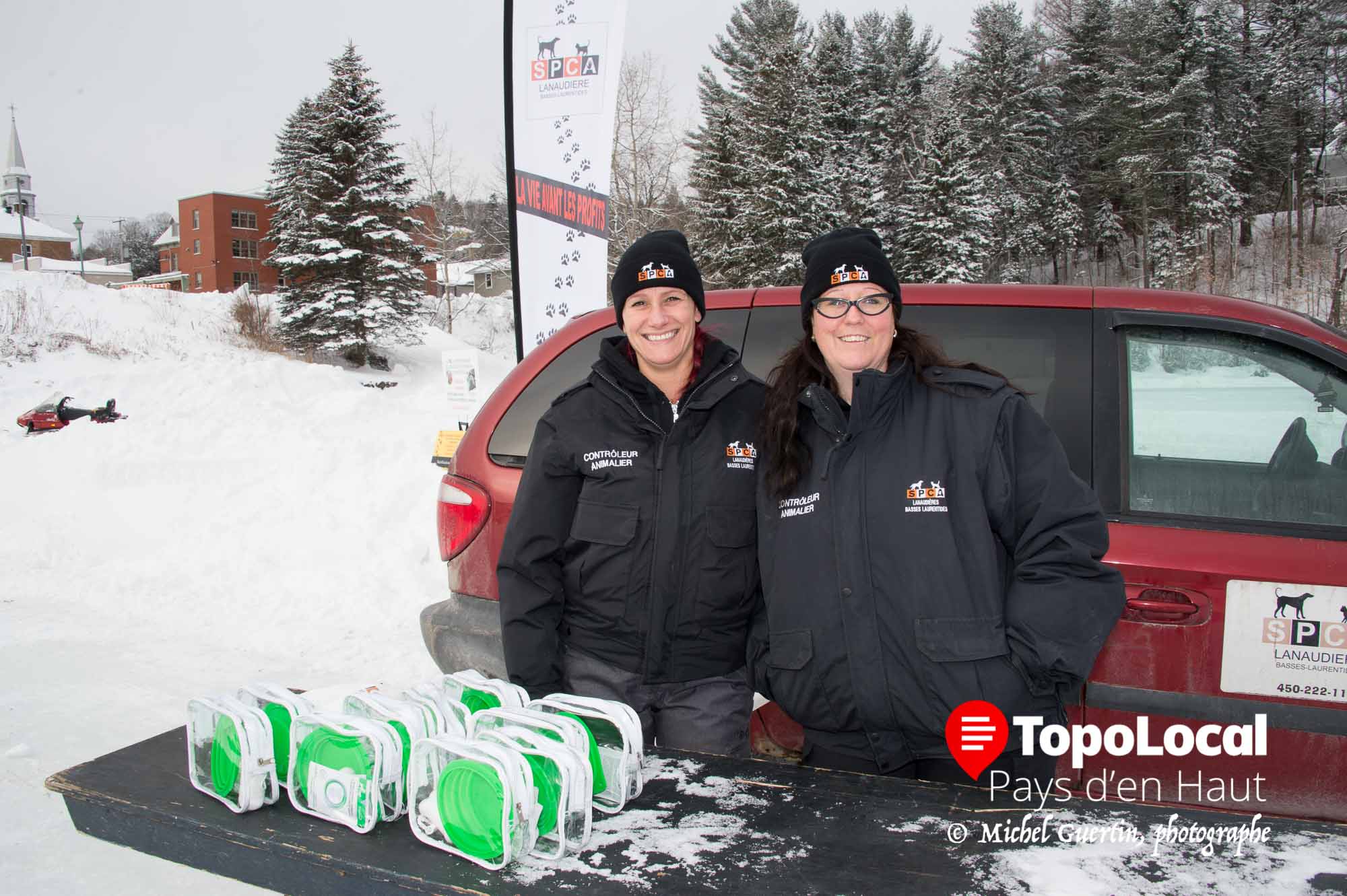 Lucie Duquette et Mélanie Roberge de la SPCA Laurentides-Lanaudière basé à Saint-Calixte remettaient des présents aux gens qui se promenaient avec leurs animaux sur la piste de marche du Lac Masson à Sainte-Marguerite.eg