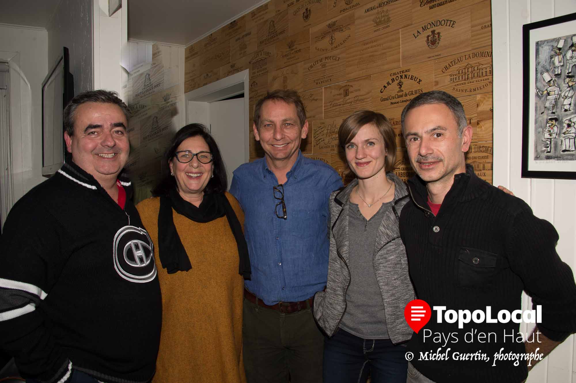 Le dernier 5 à 7 de la Chambre de Commerce de Sainte-Adèle avait lieu au Bistro Adèle. Plus d'une soixantaine de membres s'y sont présenté afin de discuter et d'échanger. Sur la photo entourant Guy Vandenhove, le président de la Chambre on reconnaît les propriétaires du Bistro Adèle soient Pierre Senez, Johanne Joliat, Nathalie Essain et Jean-Marc Gandroz.