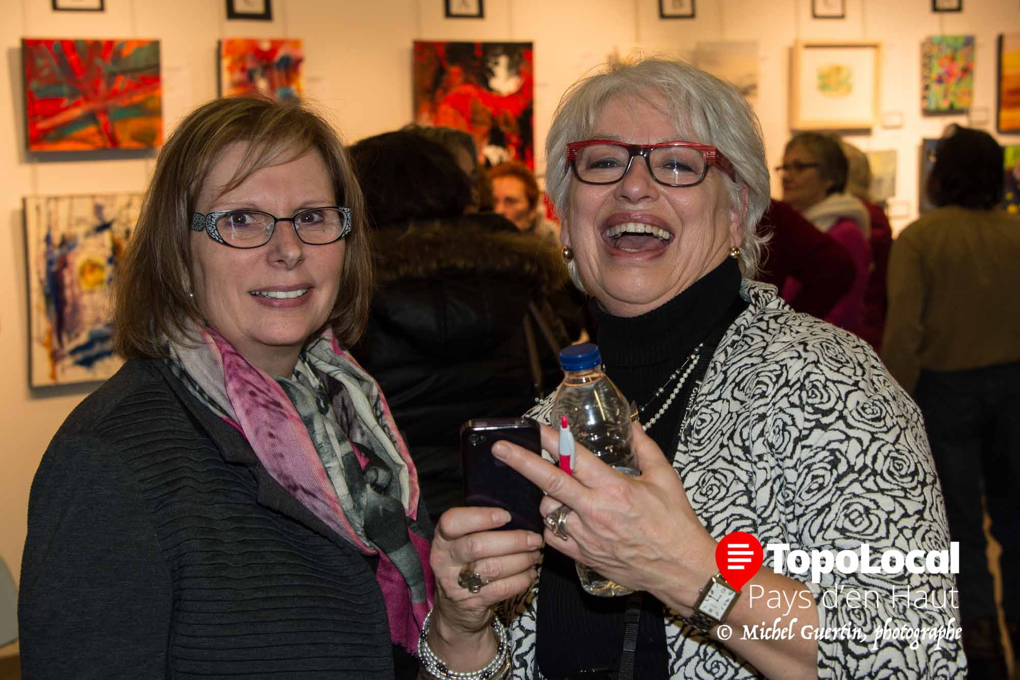 Françoise Major et Johanne Martel s'amusaient ferme en regardant les photos des petits enfants de Johanne sur le télépphone de celle-ci. Il y a l'art et il y a aussi ces chers petits enfants.