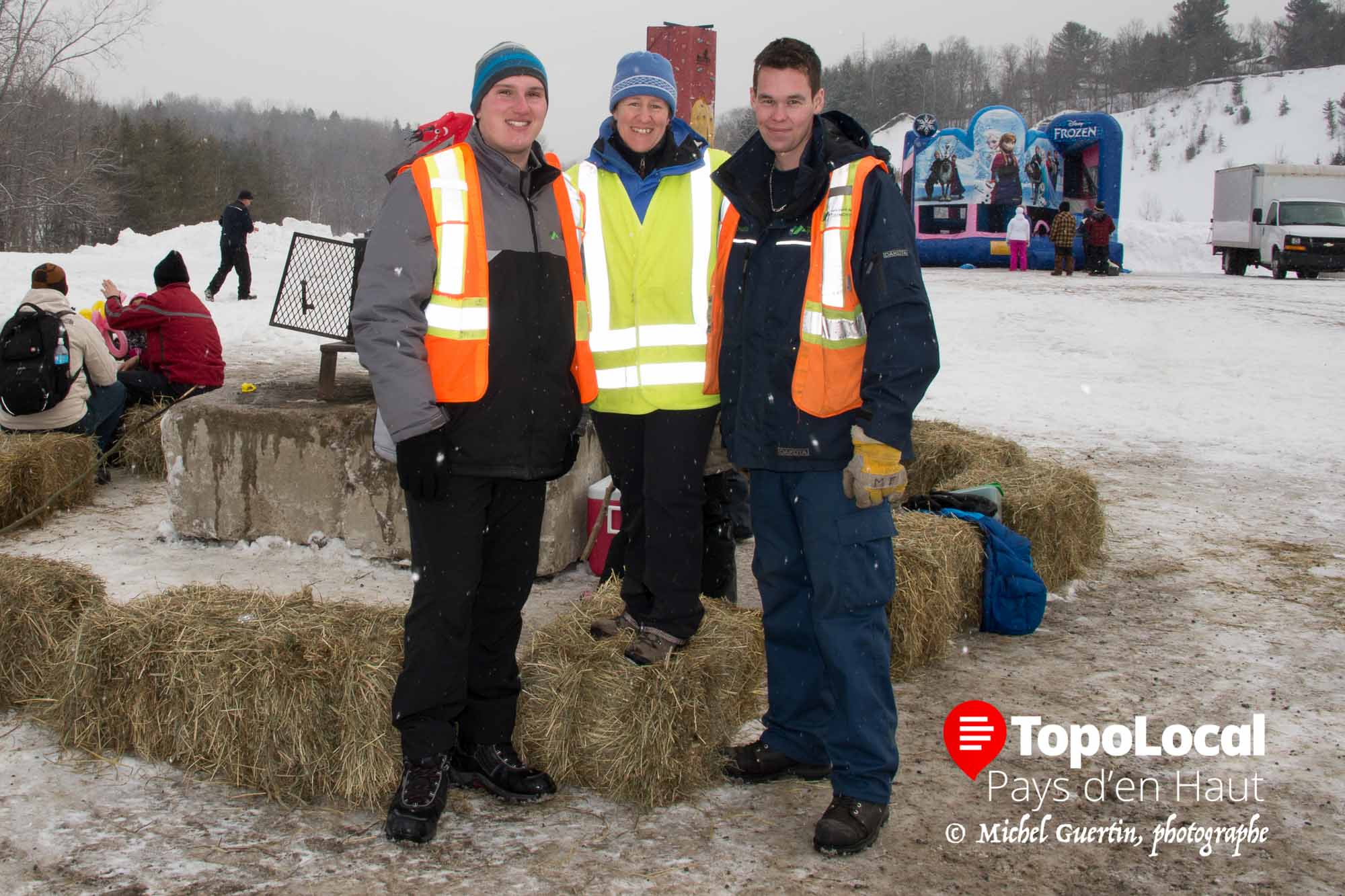 En montant sur une botte de foin, la directrice des loisirs de Piedmont Édith Proulx était de la même grandeur que ses deux aides Marc-Antoine Séguin et Mathieu Filion