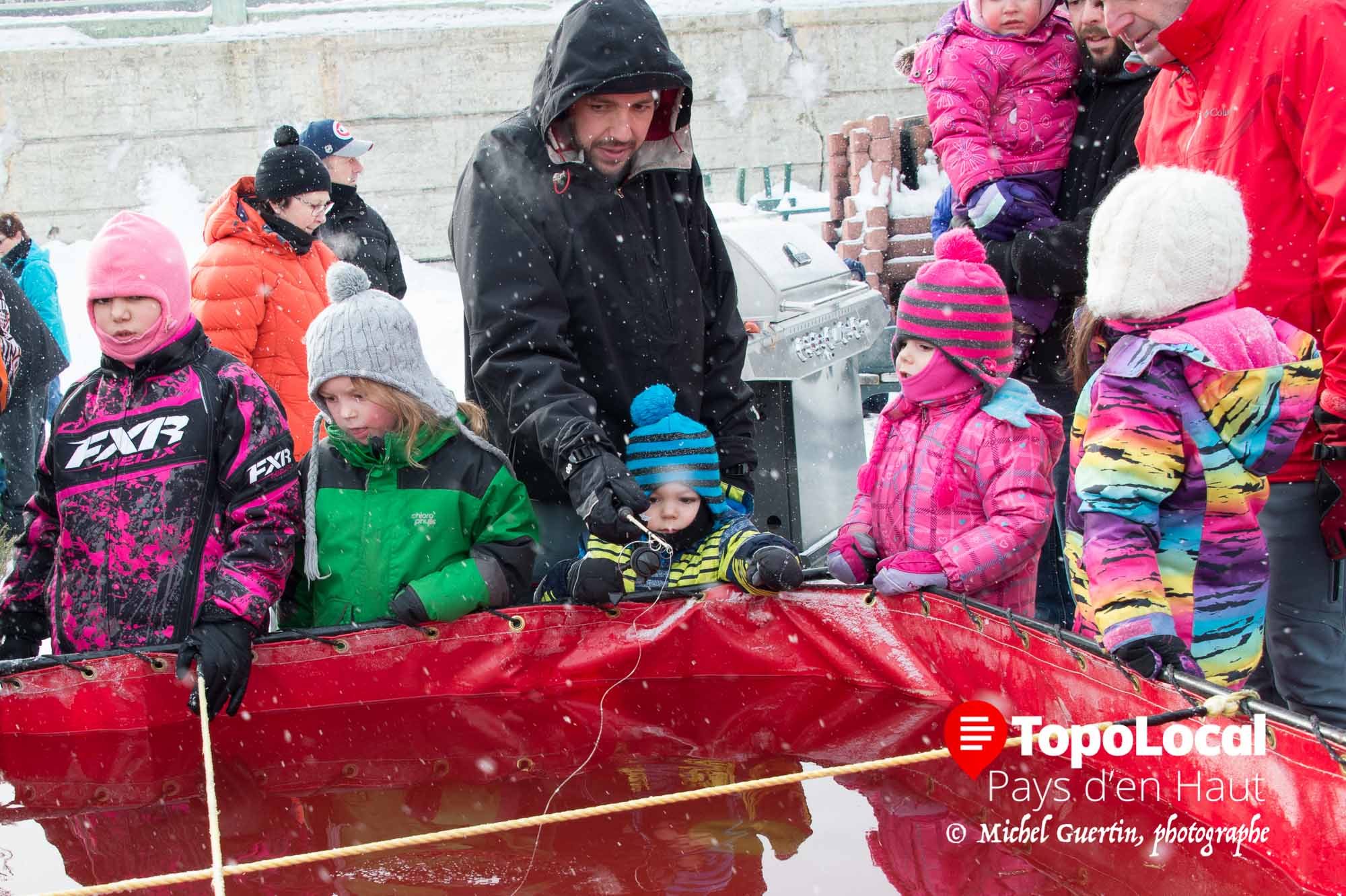 Les jeunes ont eu la chance de taquiner la truite tout en examinant celles-ci dans le bassin.