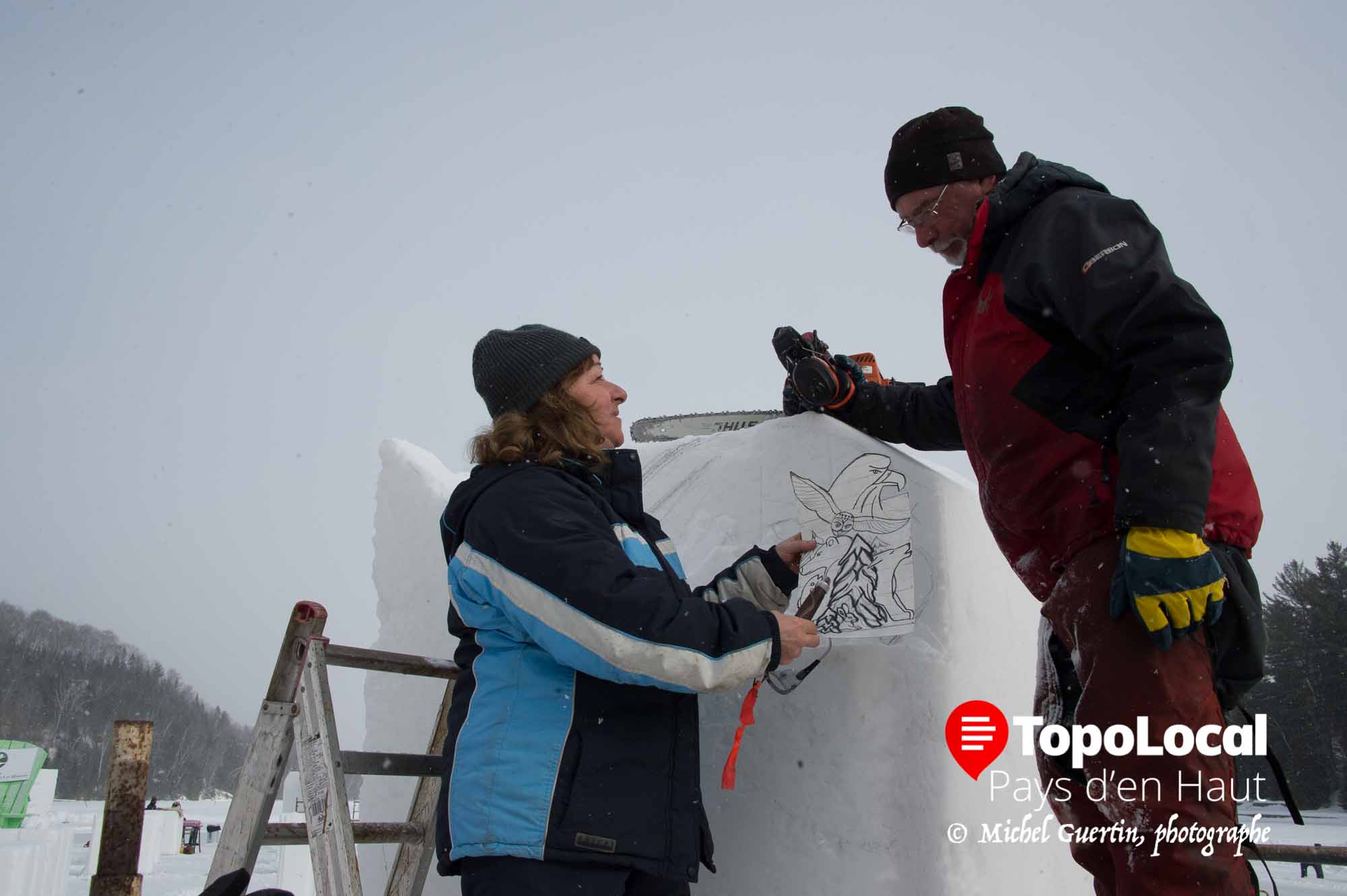 Les artistes sculpteurs sur neige Micheline Coutlé et Pierre Turgeon se consultent avant de commencer à créer leur sculpture.