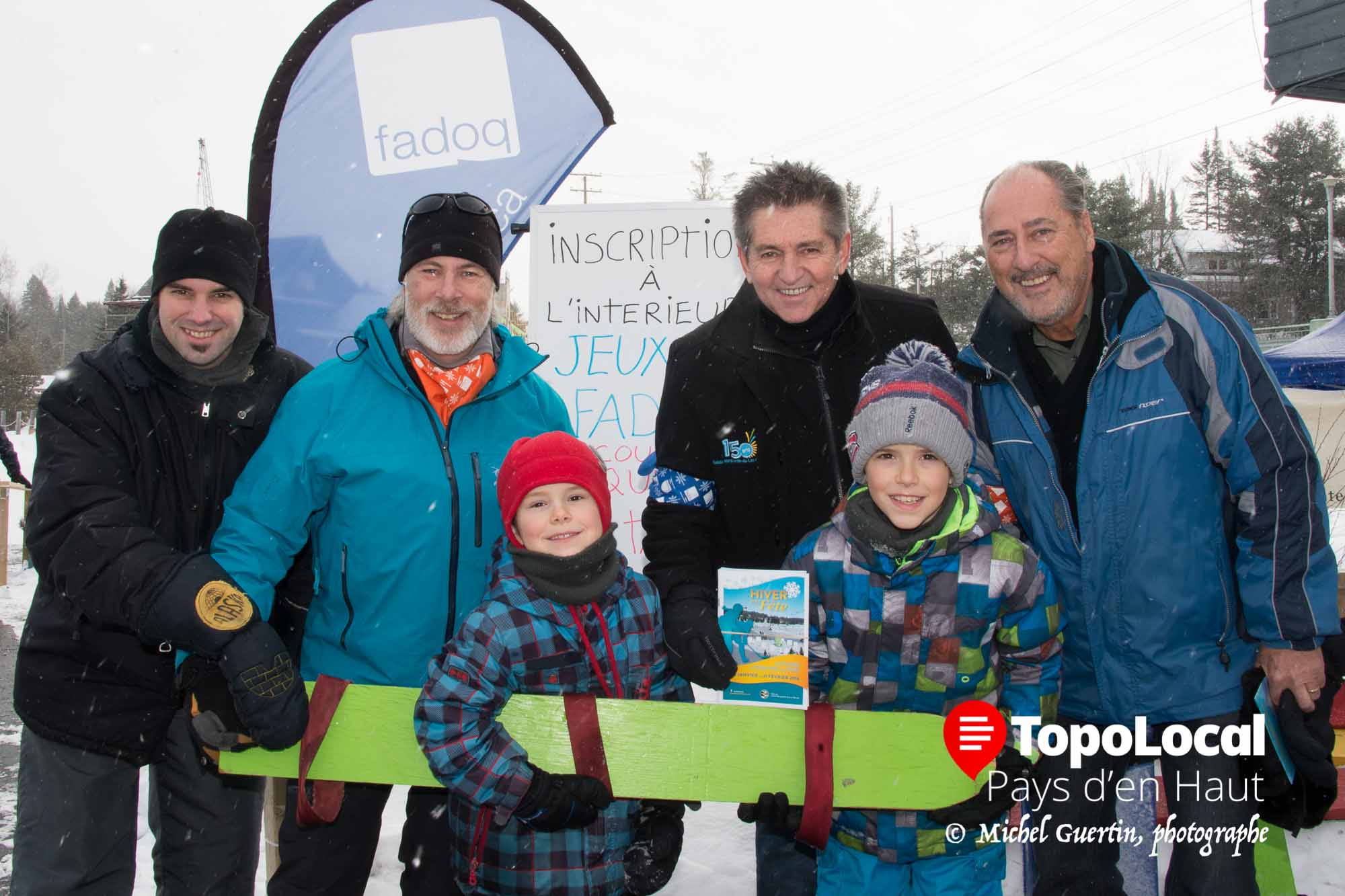 C''était la journée des jeux inter-générationnels organisés par la FADOQ Laurentides. Sur la photo on reconnaît: Dominic Brisson et Michael Leduc, respectivement coordonnateur loisirs et directeur général à la FADOQ Laurentides, Gilles Boucher Maire de Sainte-Marguerite, Gilles Hétu, administrateur et V.P. FADOQ Laurentides accompagnés des jeunes Léo et Victor St-Louis.