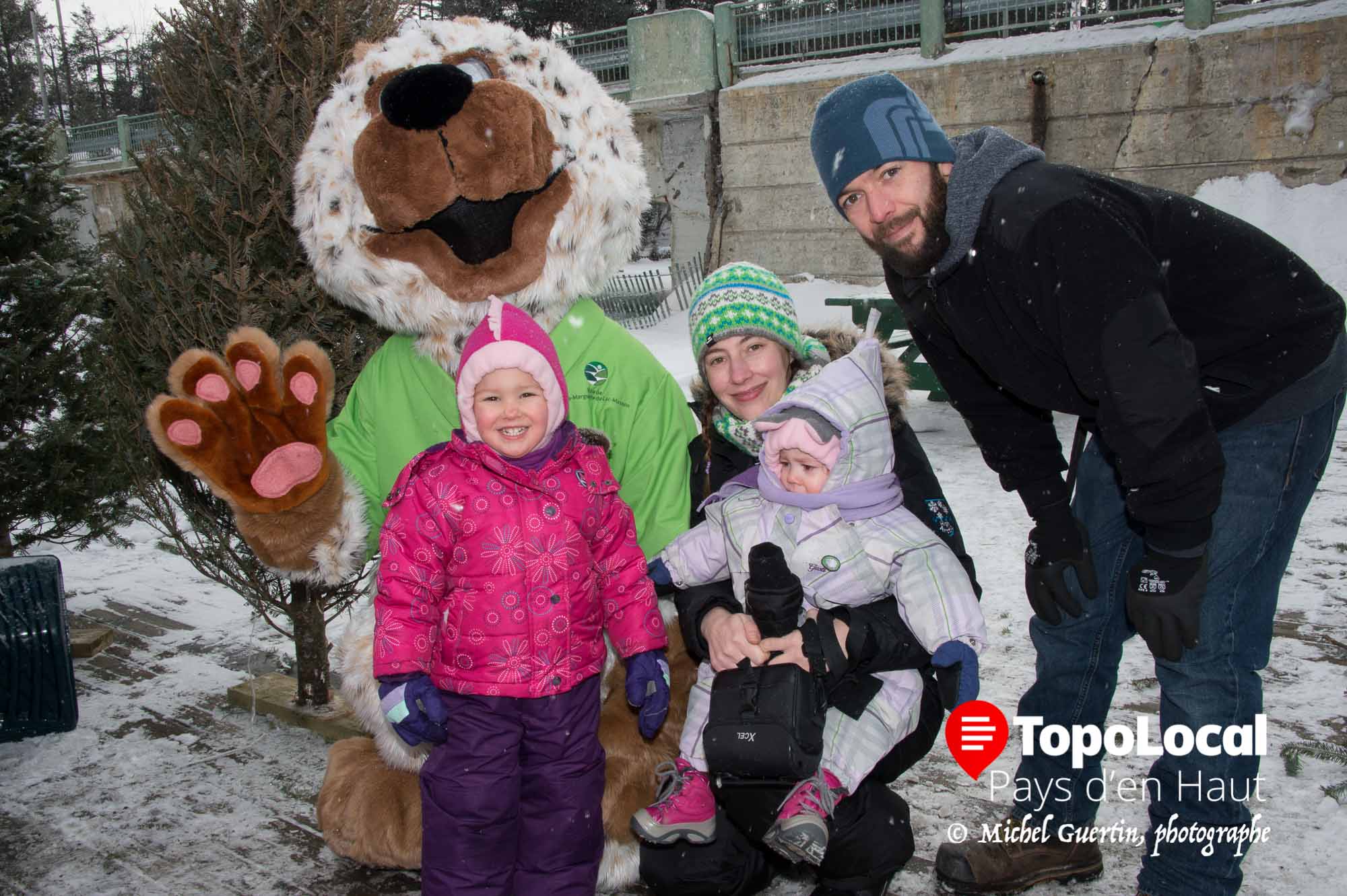 Toujours agréable de se faire photographier en compagnie de la mascotte Monsieur Masson pour la famille Fortin. On y reconnaît Simone et Eugénie Fortin, accompagnées de leur maman Joannie Grenier et du papa Patrick Fortin.